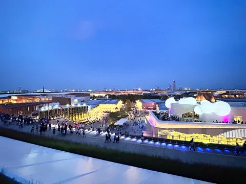 青い夜空の下、光の饗宴