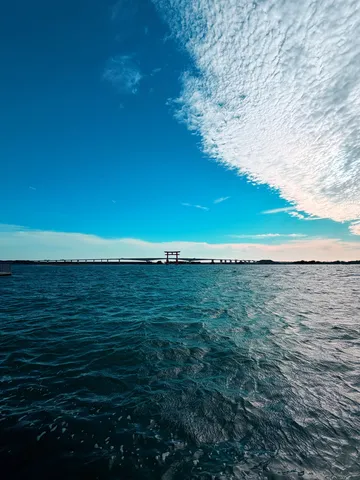 海に浮かぶ鳥居の風景
