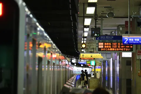 夜のとばり、電車の灯り
