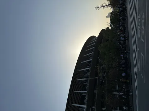 夕焼けに浮かぶ巨大スタジアム