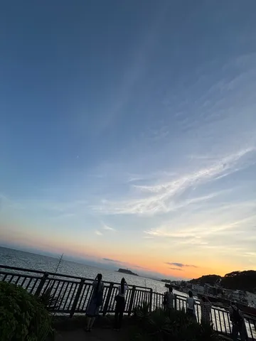 夕暮れ時の海辺、静かな時間