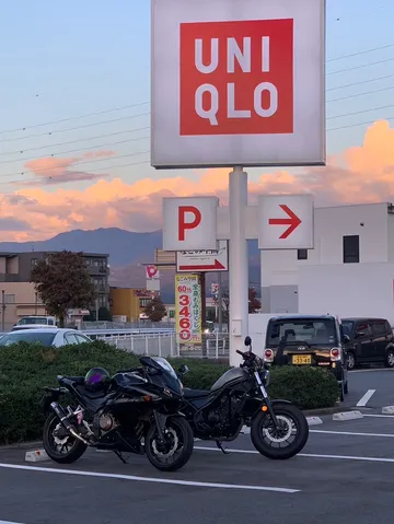 夕暮れ時のユニクロ前、バイクと車