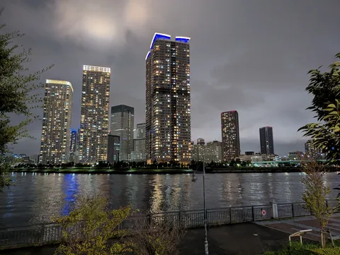 都会の夜景、川面に映る光