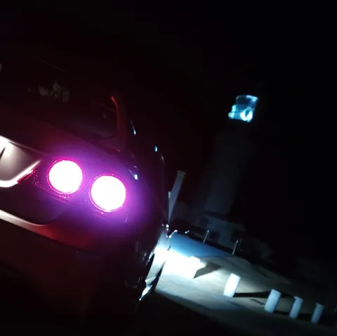 夜の灯台と妖しいテールランプ