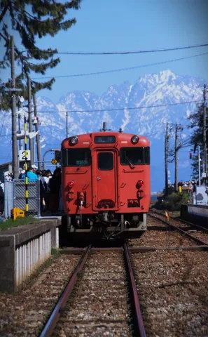 雪山を望むレトロな列車旅