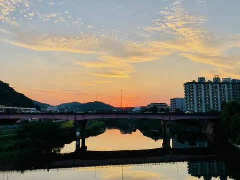水面に映る夕暮れの彩り