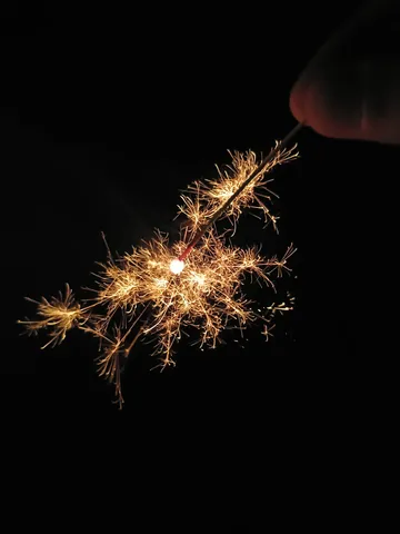 夜空に咲く線香花火