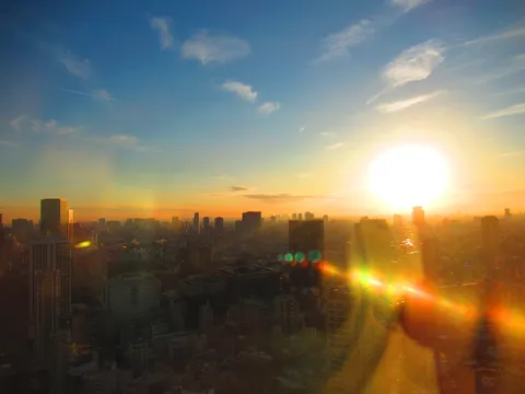 都心を見下ろす黄金の夕焼け