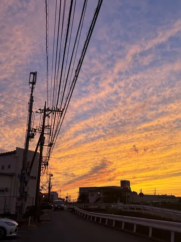 夕焼けが染める電線と街並み