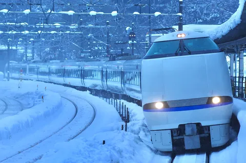 雪原を疾走する特急列車