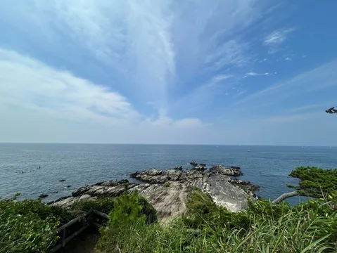 青い空と岩礁のコントラスト