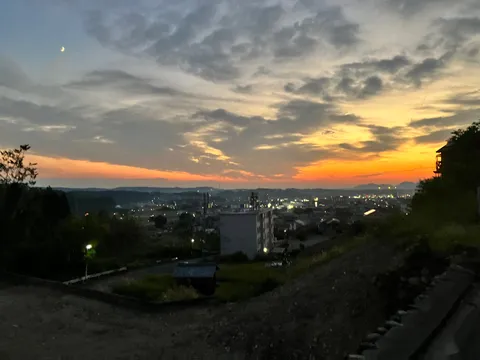 静寂を呼ぶ、月明かりの夕暮れ