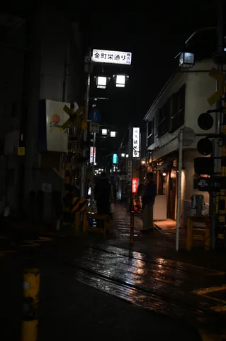 夜の路地に灯る小さな灯り