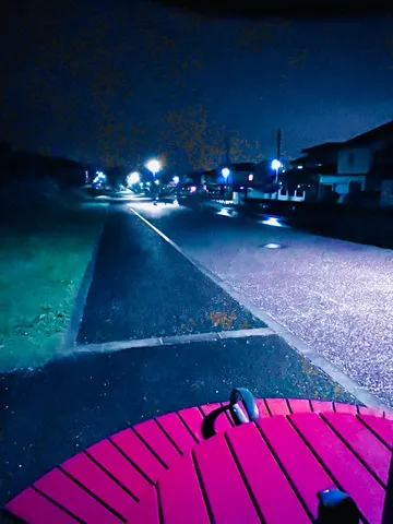 夜の街灯が照らす道、不思議な色彩