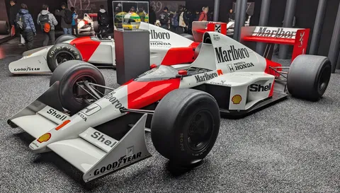 F1マシン、緊急ピットストップ中？