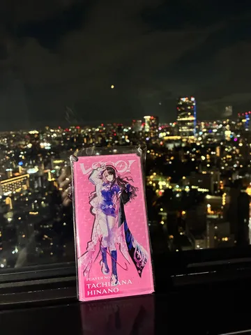 夜景に映えるピンクの箱