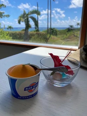 海辺のテラスで、青い空とアイスクリーム