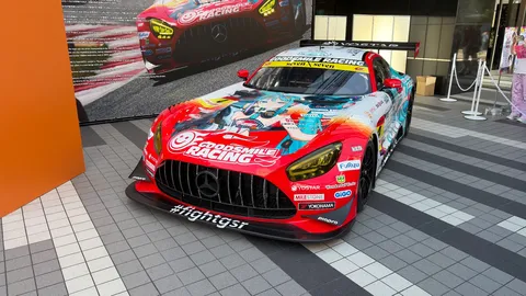 鮮やかなレーシングカーの展示