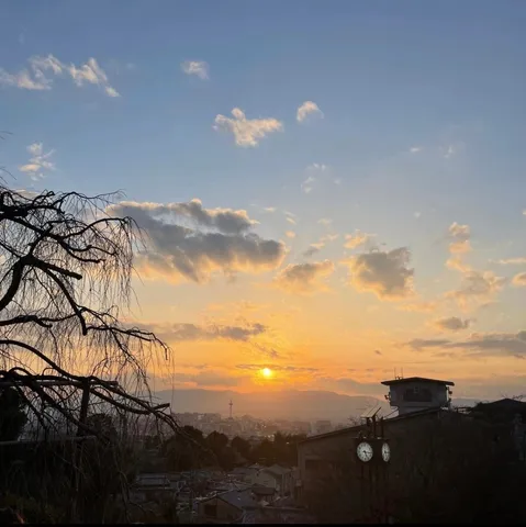 茜空と時計台の風景