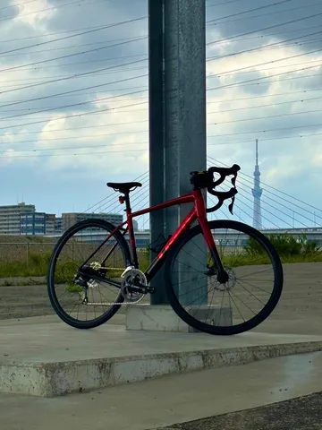 風を映す赤い自転車