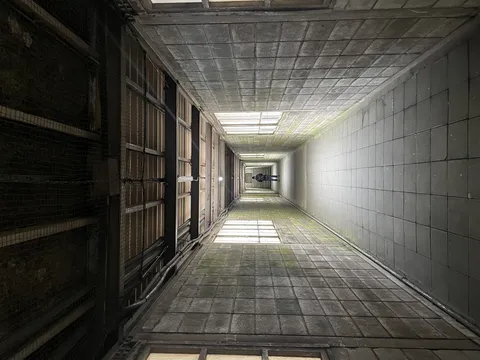 薄暗い通路の先の階段