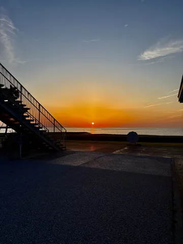 階段から眺める夕焼けビーチ