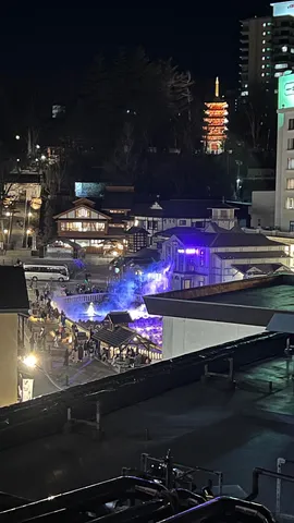 湯けむり夜景に浮かぶ赤塔