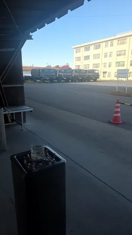昼の静かな工場風景