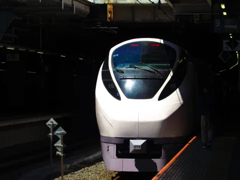 夕暮れ時の駅、静かな電車の到着