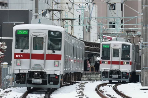 雪景色と鉄道、冬の旅情