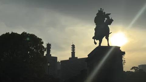 夕陽と影絵の都市