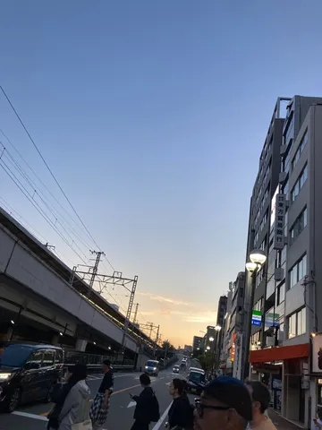 夕暮れの街と鉄路の風景