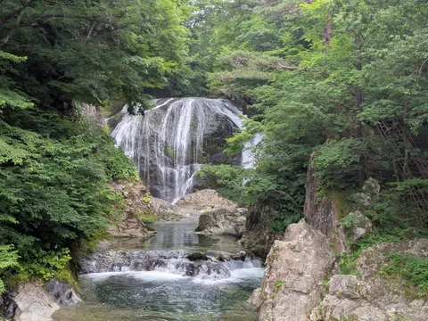 緑深まる渓谷の白き滝