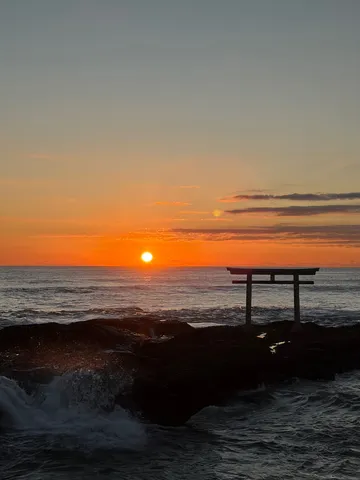 海辺の鳥居、朝日の神秘