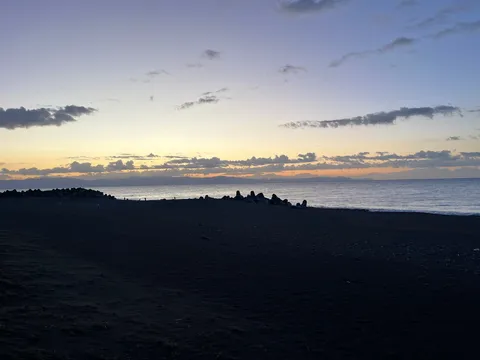夕暮れの黒砂浜の静寂