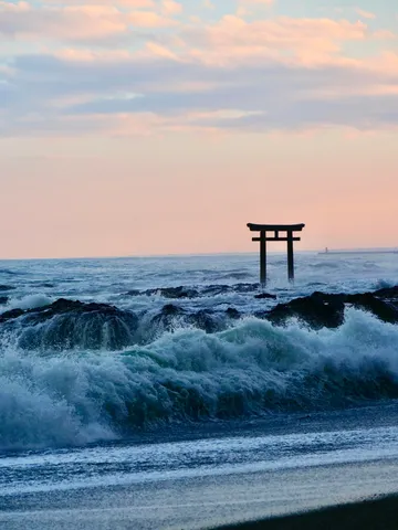 荒波と鳥居、幻想的な風景