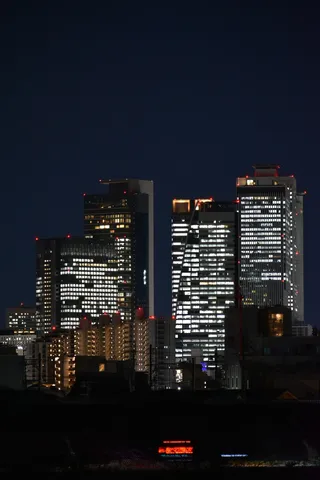 夜景に灯る都会の鼓動