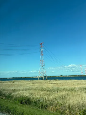 空と水面を繋ぐ鉄塔