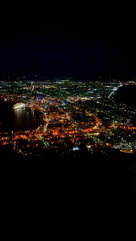 夜景の水面と街の光