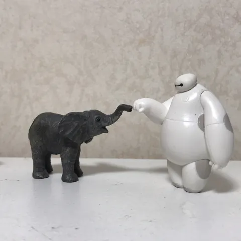 ゾウさんとベイマックス、まさかの握手！