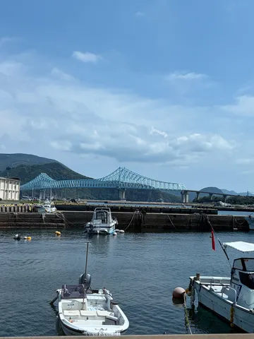 港と青い橋のコントラスト