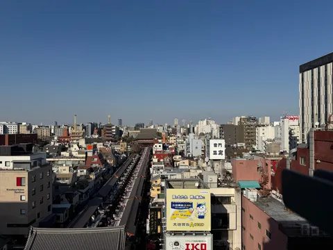 浅草の街並み、空の青さが際立つ
