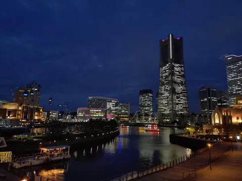 きらめく水辺の夜景