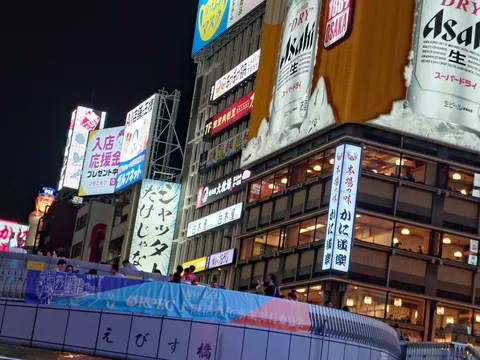 夜の看板と水辺の路地