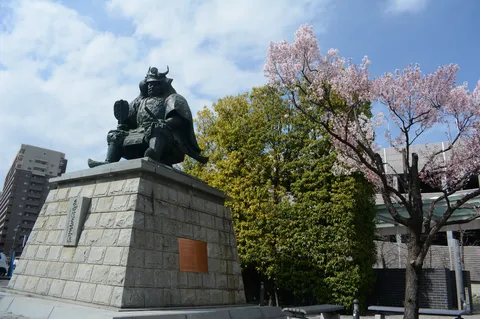 青空の下、静座する武将