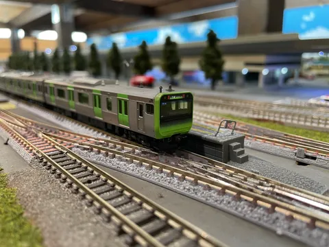 レールの先の小さな駅風景