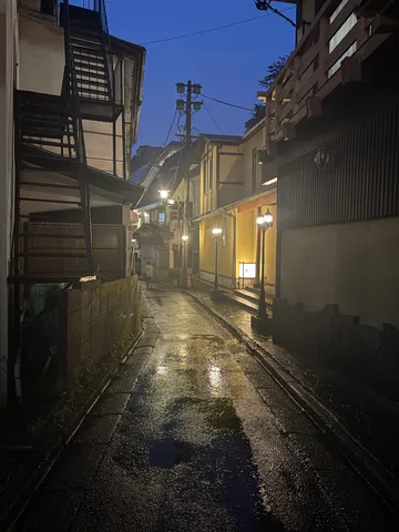雨上がりの路地裏、灯りの残照