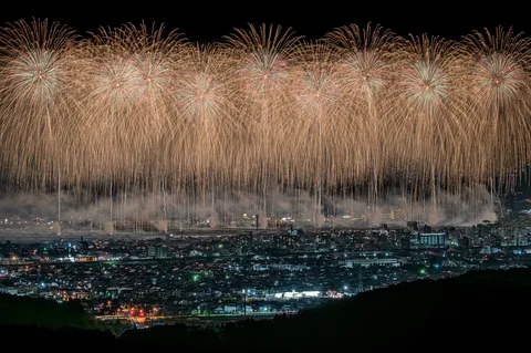 夜空を覆う光の滝