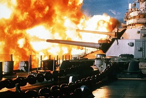 炎と鋼の艦上風景