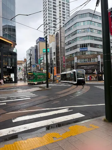 路面電車と都会の交差点